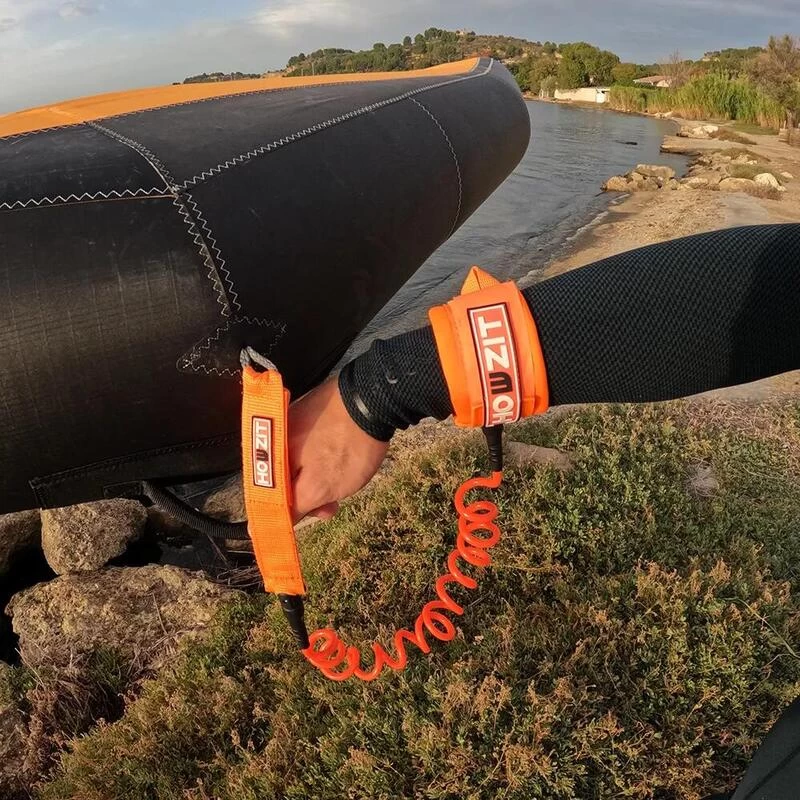 LEASH DE WINGFOIL HOWZIT COIL ORANGE POIGNET 4' 2 LEASH DE WINGFOIL HOWZIT COIL ORANGE POIGNET 4' – Image 2