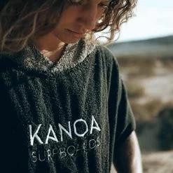 Poncho Noir Avec Poche Kangourou Zippée -Board Zone Soldes poncho noir avec poche kangourou zippee 4